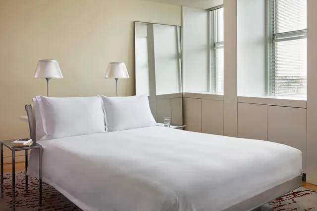 بنتهاوس بسرير كوين، Sanderson London 1/5