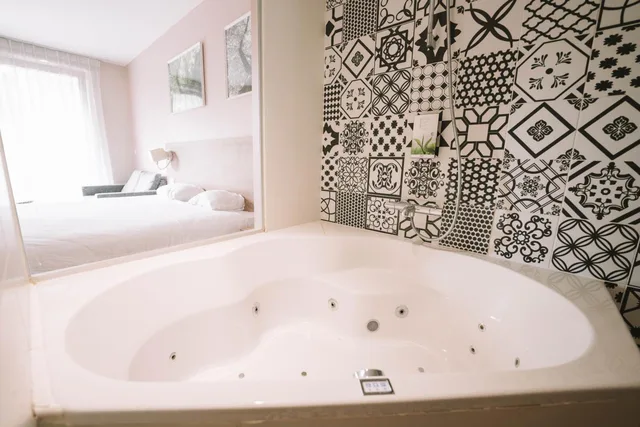 جناح جونيور بجاكوزي، Utopia Hotel 4/7