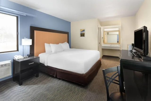 غرفة بسرير كينج، Days Inn by Wyndham Mackinaw City/Bridgeview Area 1/4