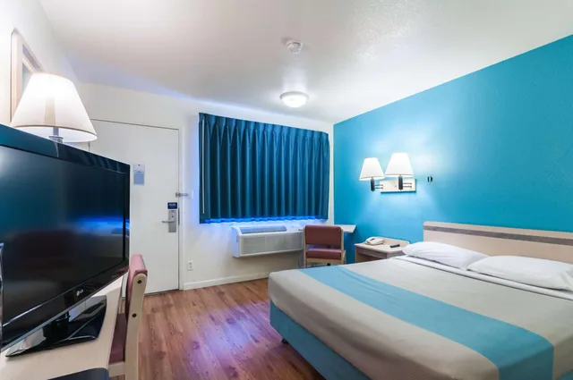 1 Queen Bed - Non-Smoking, Micfridge، Motel6 Green River, UT 1/10