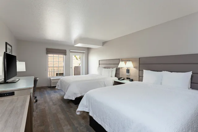 غرفة بسريرين كوين بشرفة، Hampton Inn and Suites Hermosa Beach 3/5