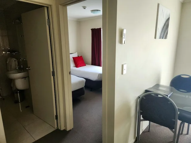 شقة بسرير كينج وسريرين منفصلين بغرفة نوم واحدة في الطابق الأرضي، B K S Motor Lodge 7/7