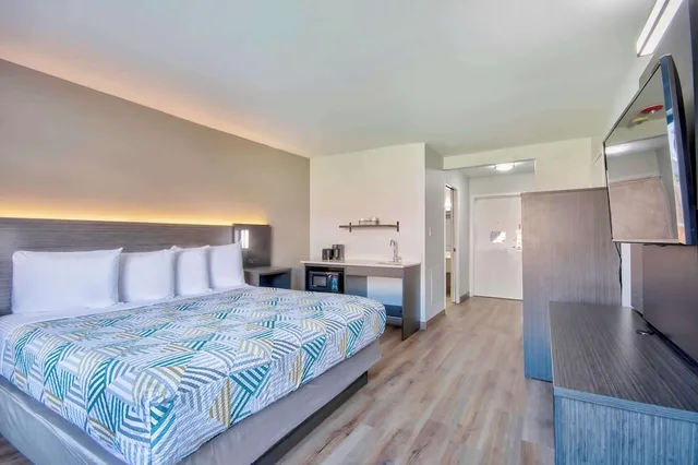 غرفة قياسية بسرير كينج بمطبخ صغير، Studio6 Georgetown, KY - Lexington North 1/8