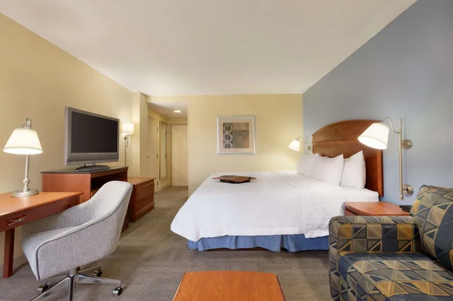 Room, King Bed, Sofa, Accessible, Hampton Inn Miami Airport West 5/9