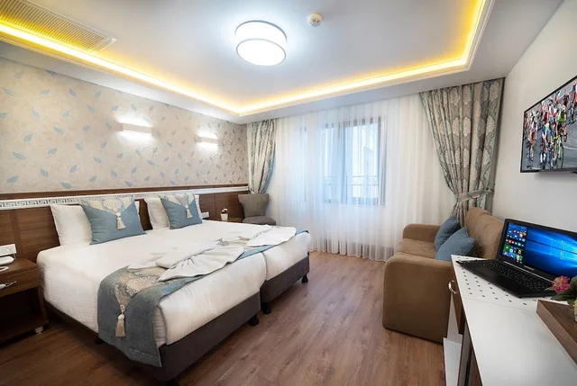 غرفة قياسية بسرير مزدوج وسرير فردي مع أريكة، Lika Hotel 4/10