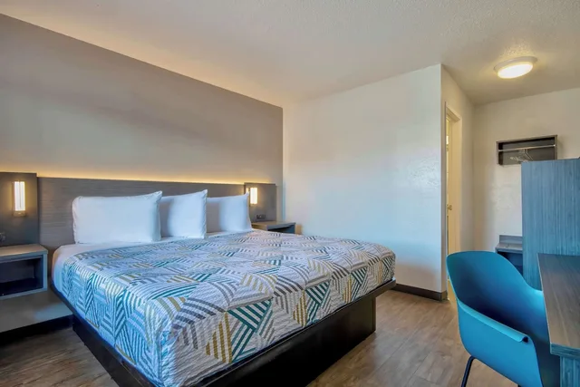 غرفة قياسية بسرير كينج، Motel6 Santa Fe, NM 3/6