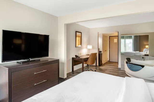 غرفة بسرير كينج بجاكوزي، Comfort Inn & Suites Grand Blanc/Flint 2/10