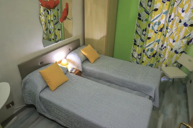 Room, Queen Bed, Shared Bathroom, Roman Holidays Hostel 6/6