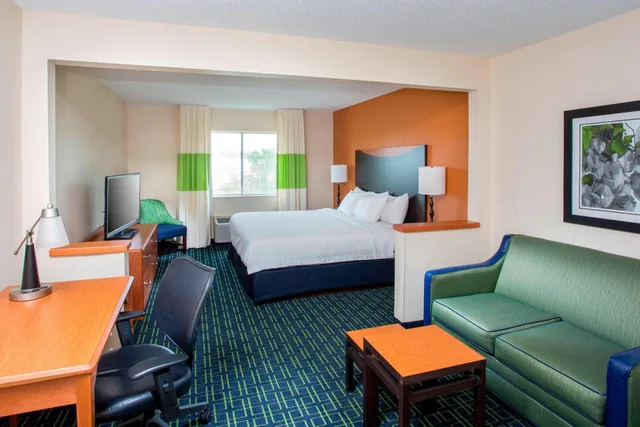 غرفة بسرير كينج مع أريكة، Fairfield Inn Middletown Monroe 1/3