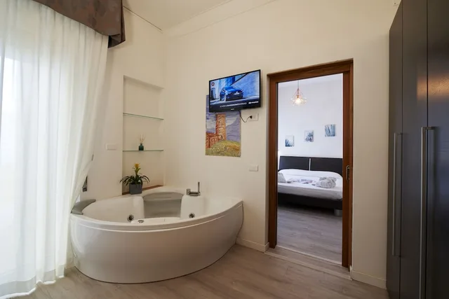 جناح رومانسي بسرير كوين بإطلالة على البحر بغرفتي نوم مع أريكة بجاكوزي، Hotel Estate 3/3