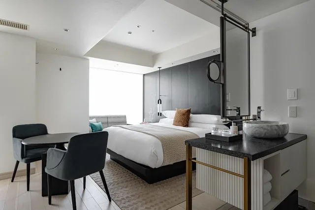غرفة بريميوم بسرير كينج بمنطقة جلوس، Kimpton Shinjuku Tokyo 2/5