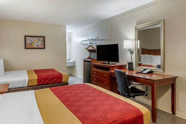 غرفة بسريرين مزدوجين، Econo Lodge Charlottesville North - University Area 1/5