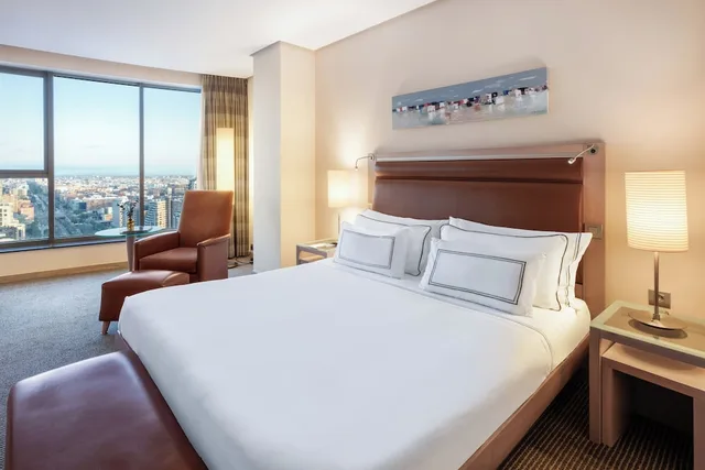جناح جونيور بسرير كوين مع أريكة، Melia Valencia Palacio de Congresos Formely Hilton Valencia 1/10