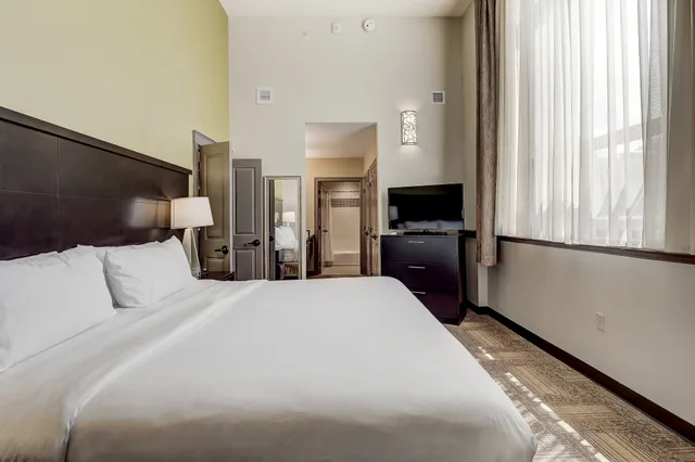 جناح بسرير كينج بغرفة نوم واحدة مع أريكة بمطبخ، Staybridge Suites BALTIMORE INNER HARBOR 1/10