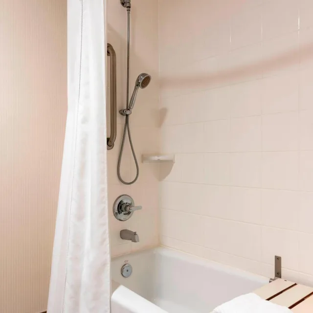 غرفة بسرير كوين، Delta Hotels By Marriott Kalamazoo Conference Center 3/5
