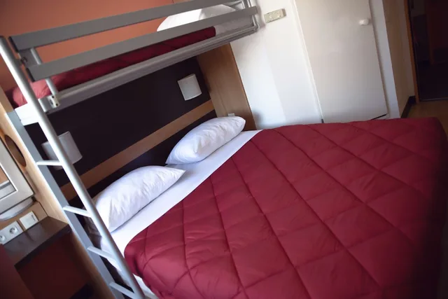 غرفة قياسية بسرير مزدوج وسريرين منفصلين، Premiere Classe Roissy - Aeroport Charles De Gaulle 4/8