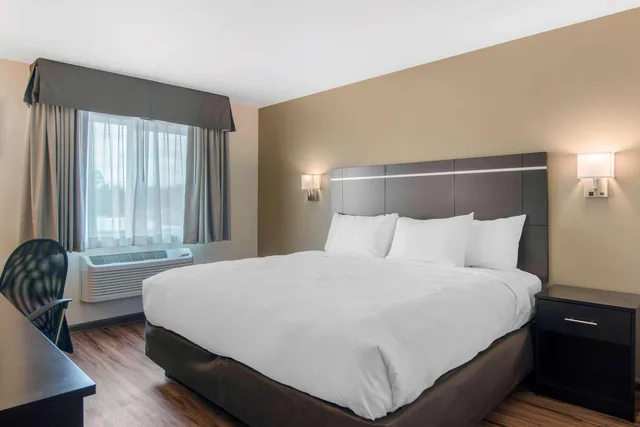 غرفة بسرير كينج، Econo Lodge Inn & Suites Springfield Main Street 2/3