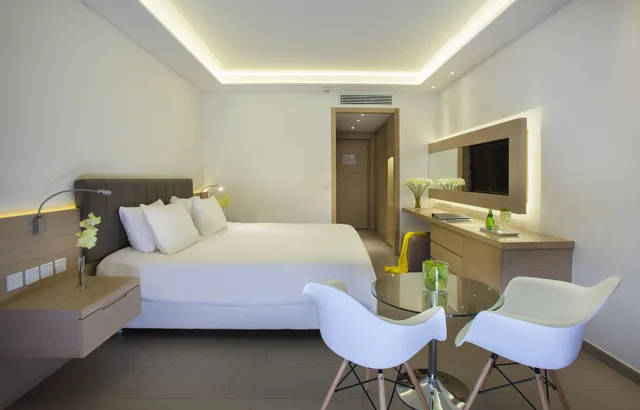 غرفة عائلية بسريرين منفصلين بإطلالة على المدينة، Royal Apollonia 6/8