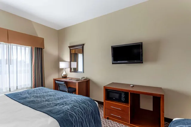 Room, 2 Queen Beds, Comfort Inn and Suites Carbondale University Area 2/4