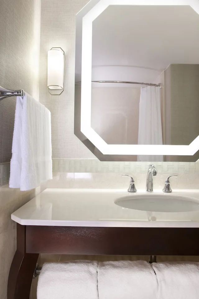 غرفة كلوب بسرير كينج، Sheraton New Orleans Hotel 3/4