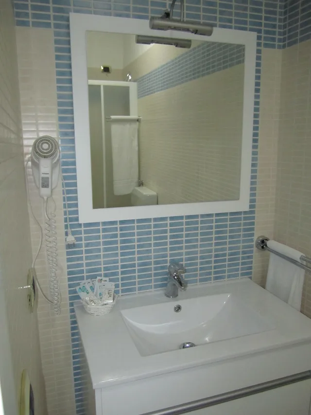 غرفة رباعية بسرير مزدوج وسريرين منفصلين، Palazzo Reginella Residence Hotel 2/3