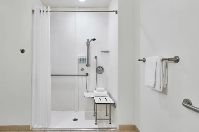 غرفة بسرير كينج بشرفة مع أريكة لذوي الإعاقة، Courtyard St Petersburg Clearwater Madeira Beach 4/4