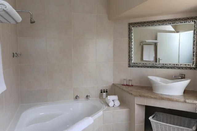 غرفة بسرير مزدوج بإطلالة على البحر، Whaleview Manor Guesthouse 7/8
