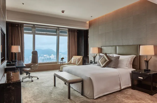 غرفة ديلوكس بسرير كينج بإطلالة على البحر، The Ritz Carlton Hong Kong 2/6