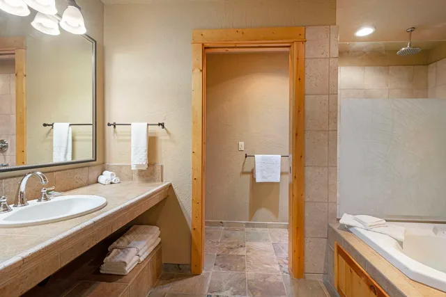 جناح بسرير كينج مع أريكة بجاكوزي، BEST WESTERN PONDEROSA LODGE 4/8
