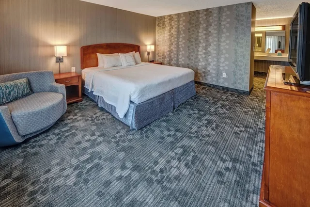 جناح بسرير كينج بإطلالة على الفناء بغرفة نوم واحدة مع أريكة، Courtyard by Marriott Springfield 2/2