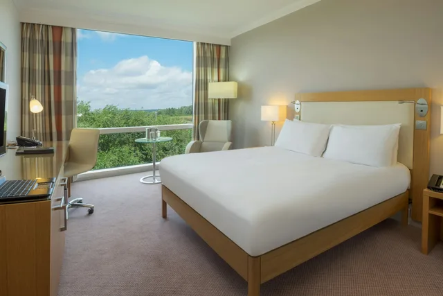 غرفة بسرير كينج، Hilton Reading Hotel 5/8