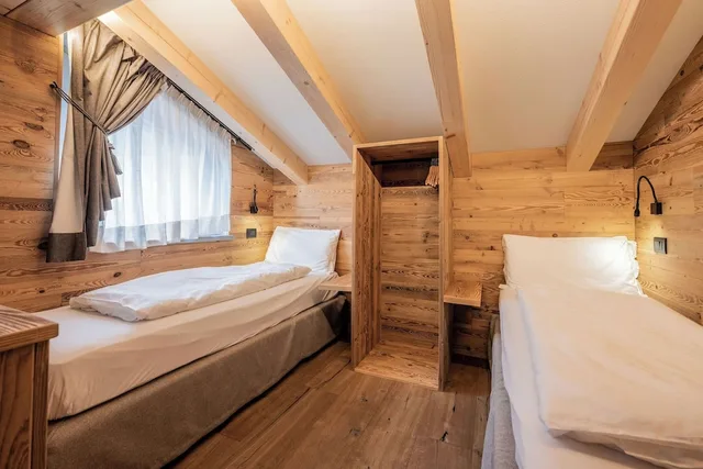 Lovely, Lodge, King and Twin Beds، Hotel Palace Ravelli 1/2