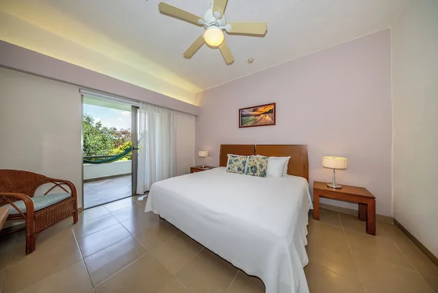 2 Bedrooms, Riviera, 1 King and 2 Double Beds, Garden View، Riviera Maya Suites 4/10