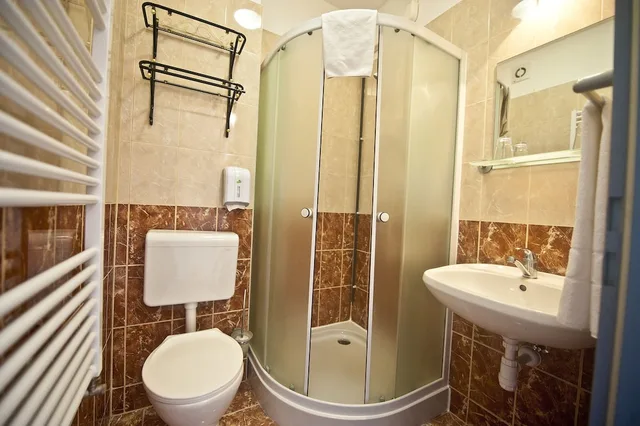 غرفة قياسية بسريرين منفصلين، Canada Hotel Budapest 3/3