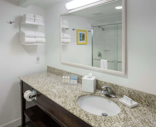 غرفة بسرير كينج لذوي الإعاقة، Hampton Inn Suites Miami Doral Dolphin Mall 3/4
