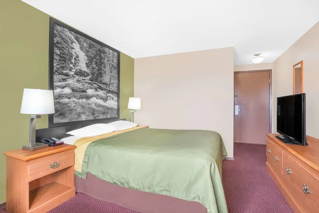 غرفة قياسية بسرير كوين، Super 8 By Wyndham Riverton 4/4
