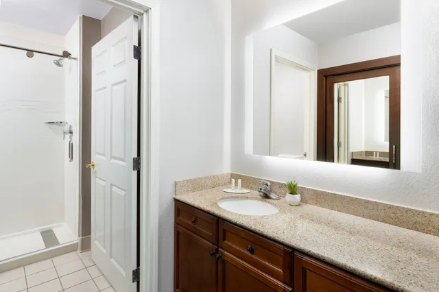 جناح بسرير كوين بغرفة نوم واحدة مع أريكة لذوي الإعاقة، Residence Inn by Marriott Potomac Mills Woodbridge 3/4