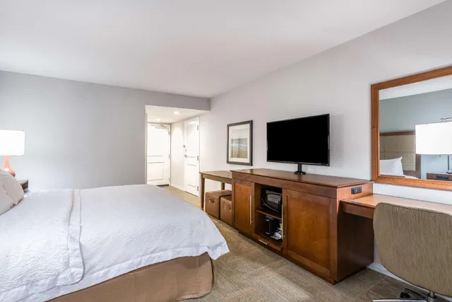 جناح بسرير كينج مع أريكة بحوض جاكوزي لذوي الإعاقة، Hampton Inn & Suites Florence Center 2/4