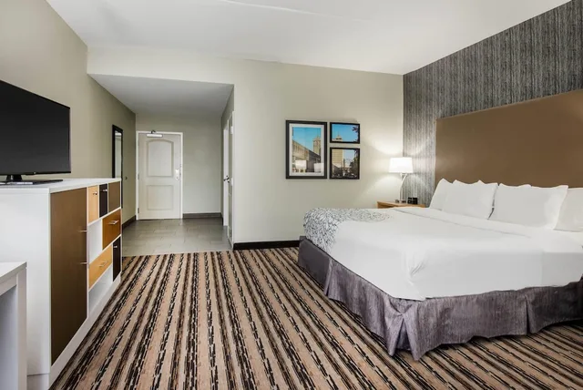 Room, King Bed, La Quinta Inn Suites By Wyndham Buffalo Amherst 1/9