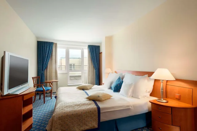 غرفة بزنس بسرير كينج، Ramada by Wyndham Prague City Centre 1/3