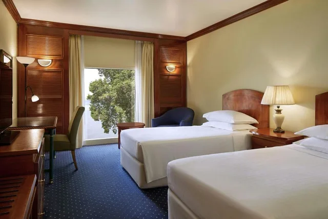 غرفة قياسية بسريرين منفصلين بإطلالة على البحر، Sheraton Djibouti 1/2