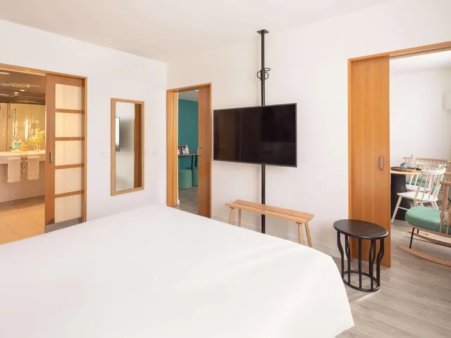Suite, King Bed, Sofa, Novotel Barcelona Cornella Hotel 4/4