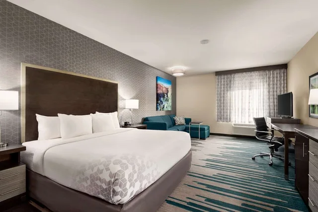 Executive, King Bed, La Quinta Inn And Suites By Wyndham Clovis Ca 2/3