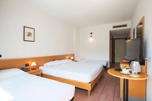 غرفة قياسية رباعية بسرير مزدوج وسرير بطابقين، Park Hotel Abbadia 1/4