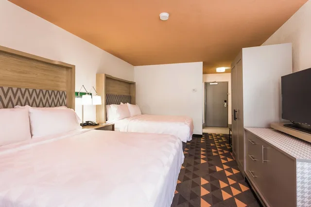 غرفة قياسية بسريرين مزدوجين لذوي الإعاقة، Holiday Inn Boone - University Area, an IHG Hotel 2/3