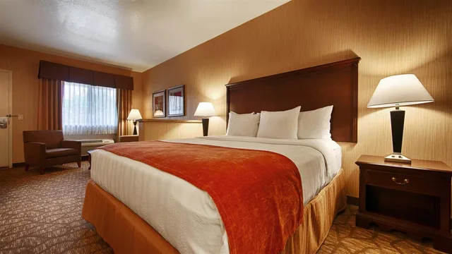 جناح بسرير كينج مع أريكة بحوض استحمام لذوي الإعاقة، Best Western San Dimas Hotel & Suites 1/3