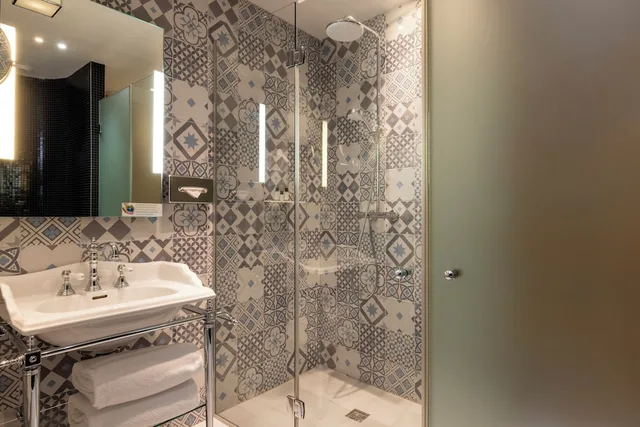 جناح جونيور، HOTEL L'ANTOINE 4/6