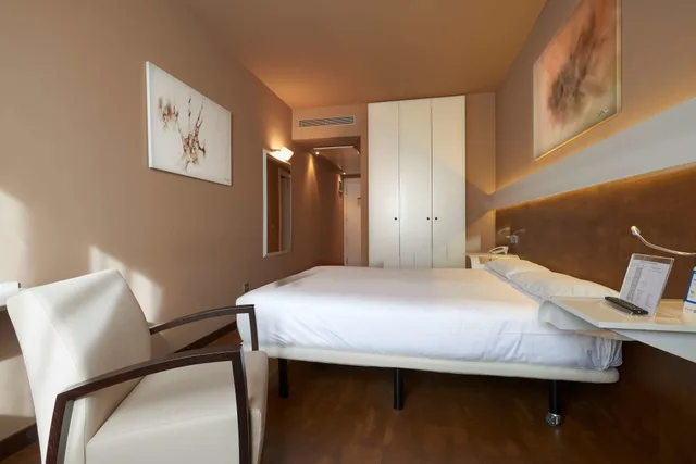 Club, Queen Bed, SILKEN MONUMENTAL NARANCO 3/6