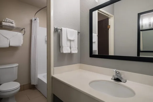 غرفة بزنس بسرير كينج، Baymont By Wyndham Waukesha 6/7