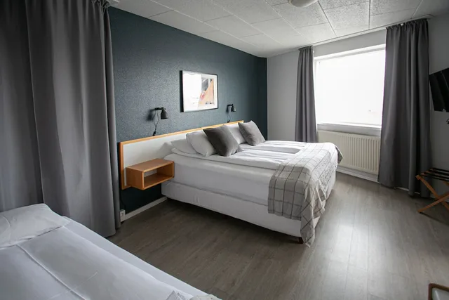 غرفة قياسية ثلاثية بسرير كوين وسرير فردي بحمام خاص، Nordurland Hotel By Keahotels 3/8